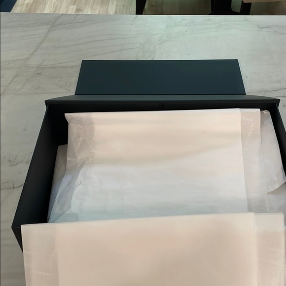 CHANEL Black and White gift box - Picture 2 of 7